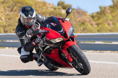 18 Kasım 2021 'de İspanya' nın Avila ilindeki Navalmoral limanında yola çıkan motorcu