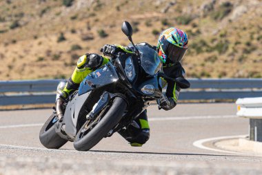 18 Kasım 2021 'de İspanya' nın Avila ilindeki Navalmoral limanında yola çıkan motorcu