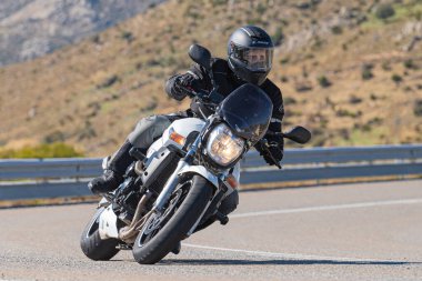 18 Kasım 2021 'de İspanya' nın Avila ilindeki Navalmoral limanında yola çıkan motorcu