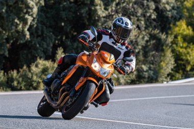 18 Kasım 2021 'de İspanya' nın Avila ilindeki Navalmoral limanında yola çıkan motorcu