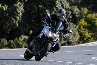18 Kasım 2021 'de İspanya' nın Avila ilindeki Navalmoral limanında yola çıkan motorcu