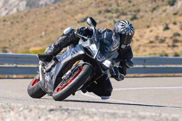 18 Kasım 2021 'de İspanya' nın Avila ilindeki Navalmoral limanında yola çıkan motorcu