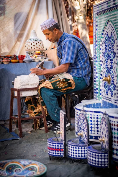 Laboratorio Artigianale Marocchino Insieme Lavoratore Sullo Sfondo Circondato Dai Loro — Foto Stock