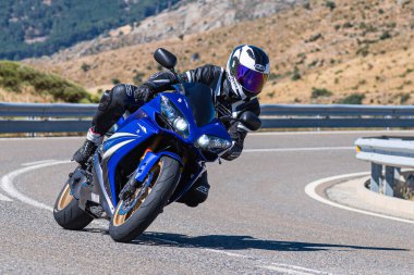 Eylül 2020 'de İspanya' nın Avila ilindeki Navalmoral limanında viraj alan motosikletçi