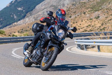 Eylül 2020 'de İspanya' nın Avila ilindeki Navalmoral limanında viraj alan motosikletçi