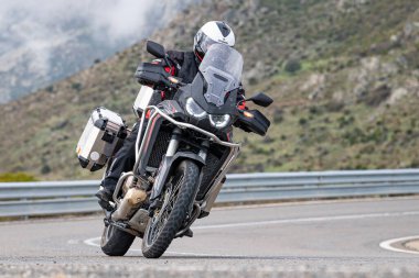 Eylül 2020 'de İspanya' nın Avila ilindeki Navalmoral limanında viraj alan motosikletçi