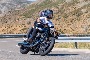 Eylül 2020 'de İspanya' nın Avila ilindeki Navalmoral limanında viraj alan motosikletçi