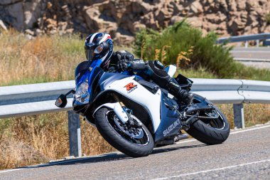 Eylül 2020 'de İspanya' nın Avila ilindeki Navalmoral limanında viraj alan motosikletçi