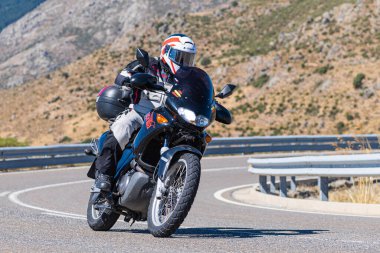 Eylül 2020 'de İspanya' nın Avila ilindeki Navalmoral limanında viraj alan motosikletçi