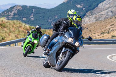 Eylül 2020 'de İspanya' nın Avila ilindeki Navalmoral limanında viraj alan motosikletçi