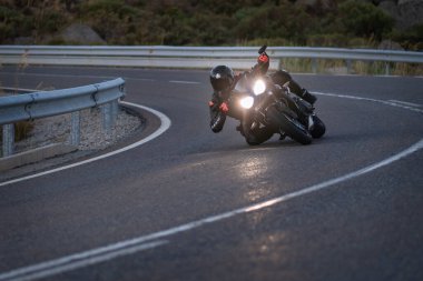 Eylül 2020 'de İspanya' nın Avila ilindeki Navalmoral limanında viraj alan motosikletçi