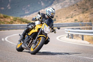 Eylül 2020 'de İspanya' nın Avila ilindeki Navalmoral limanında viraj alan motosikletçi