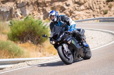 Eylül 2020 'de İspanya' nın Avila ilindeki Navalmoral limanında viraj alan motosikletçi