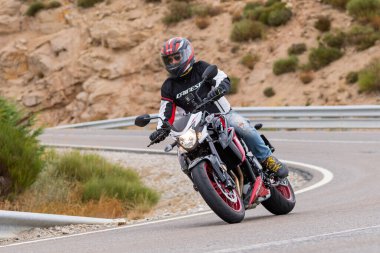 Eylül 2020 'de İspanya' nın Avila kentindeki Navalmoral limanında keskin bir viraj alan motosikletli bir adam