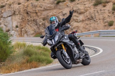 Eylül 2020 'de İspanya' nın Avila kentindeki Navalmoral limanında keskin bir viraj alan motosikletli bir adam