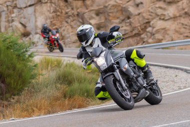 Eylül 2020 'de İspanya' nın Avila kentindeki Navalmoral limanında keskin bir viraj alan motosikletli bir adam