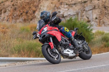 Eylül 2020 'de İspanya' nın Avila kentindeki Navalmoral limanında keskin bir viraj alan motosikletli bir adam