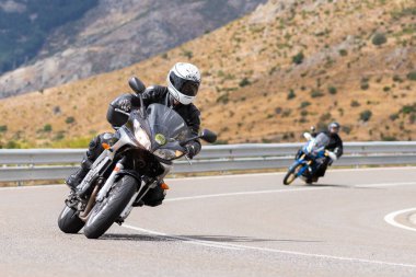 Eylül 2020 'de İspanya' nın Avila kentindeki Navalmoral limanında keskin bir viraj alan motosikletli bir adam