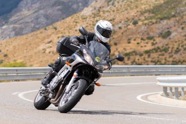 Eylül 2020 'de İspanya' nın Avila kentindeki Navalmoral limanında keskin bir viraj alan motosikletli bir adam