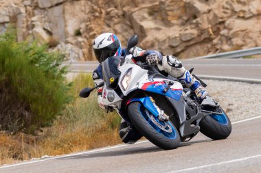 Eylül 2020 'de İspanya' nın Avila kentindeki Navalmoral limanında keskin bir viraj alan motosikletli bir adam