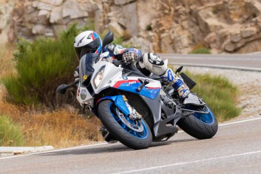 Eylül 2020 'de İspanya' nın Avila kentindeki Navalmoral limanında keskin bir viraj alan motosikletli bir adam