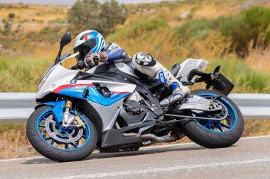 Eylül 2020 'de İspanya' nın Avila kentindeki Navalmoral limanında keskin bir viraj alan motosikletli bir adam