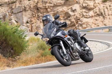 Eylül 2020 'de İspanya' nın Avila kentindeki Navalmoral limanında keskin bir viraj alan motosikletli bir adam