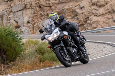 Eylül 2020 'de İspanya' nın Avila kentindeki Navalmoral limanında keskin bir viraj alan motosikletli bir adam