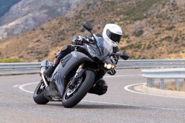 Eylül 2020 'de İspanya' nın Avila kentindeki Navalmoral limanında keskin bir viraj alan motosikletli bir adam