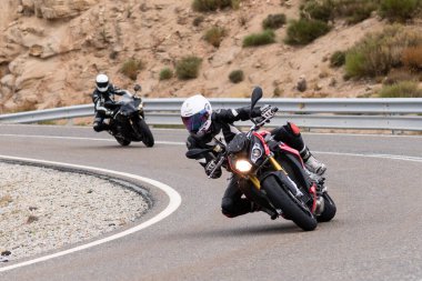 Eylül 2020 'de İspanya' nın Avila kentindeki Navalmoral limanında keskin bir viraj alan motosikletli bir adam