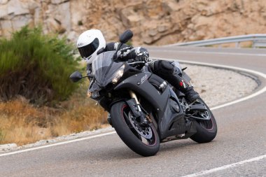 Eylül 2020 'de İspanya' nın Avila kentindeki Navalmoral limanında keskin bir viraj alan motosikletli bir adam