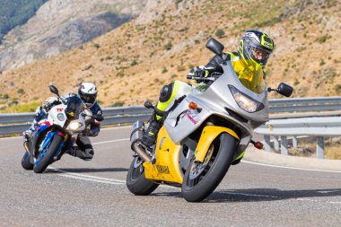 22 Ağustos 2020 'de İspanya' nın Avila şehrinde çekilen ve Navalmoral limanı adı verilen virajlı bir yolda motosikletine binen bir adam.