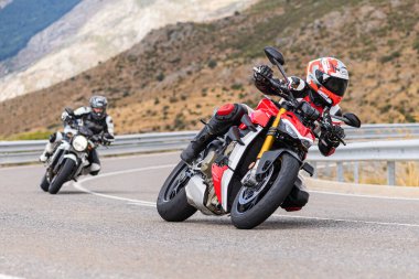 22 Ağustos 2020 'de İspanya' nın Avila şehrinde çekilen ve Navalmoral limanı adı verilen virajlı bir yolda motosikletine binen bir adam.