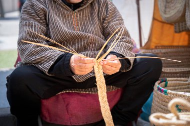 Hasır hasır ustası elleri sepet imalatında çalışıyor. 4 Mayıs 2024 haftasonu El Alamo (Madrid) kasabasındaki ortaçağ pazarı kutlamaları sırasında çekilmiş yakın plan fotoğraf