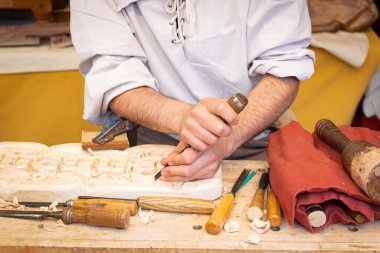 Hasır hasır ustası elleri sepet imalatında çalışıyor. 4 Mayıs 2024 haftasonu El Alamo (Madrid) kasabasındaki ortaçağ pazarı kutlamaları sırasında çekilmiş yakın plan fotoğraf