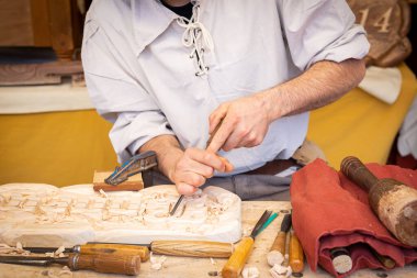 Hasır hasır ustası elleri sepet imalatında çalışıyor. 4 Mayıs 2024 haftasonu El Alamo (Madrid) kasabasındaki ortaçağ pazarı kutlamaları sırasında çekilmiş yakın plan fotoğraf