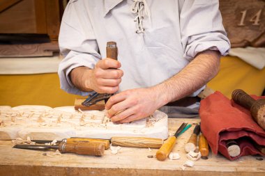 Hasır hasır ustası elleri sepet imalatında çalışıyor. 4 Mayıs 2024 haftasonu El Alamo (Madrid) kasabasındaki ortaçağ pazarı kutlamaları sırasında çekilmiş yakın plan fotoğraf