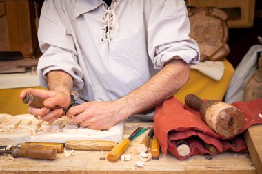 Hasır hasır ustası elleri sepet imalatında çalışıyor. 4 Mayıs 2024 haftasonu El Alamo (Madrid) kasabasındaki ortaçağ pazarı kutlamaları sırasında çekilmiş yakın plan fotoğraf