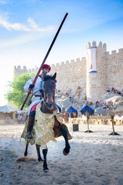 Ortaçağ aktörü, arka planda İspanya 'nın Avila kentinin duvarıyla birlikte ortaçağ dönemini sahneliyor. Fotoğraf 2023 yılının Eylül ayında İspanya 'nın Avila kentinde çekildi.