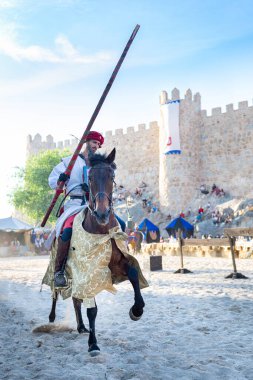 Ortaçağ aktörü, arka planda İspanya 'nın Avila kentinin duvarıyla birlikte ortaçağ dönemini sahneliyor. Fotoğraf 2023 yılının Eylül ayında İspanya 'nın Avila kentinde çekildi.
