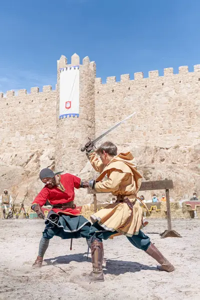 Ortaçağ aktörü, arka planda İspanya 'nın Avila kentinin duvarıyla birlikte ortaçağ dönemini sahneliyor. Fotoğraf 2023 yılının Eylül ayında İspanya 'nın Avila kentinde çekildi.