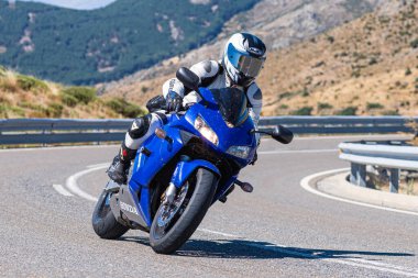 İspanya 'nın Avila ilinde Navalmoral limanında motosikletinin üzerinde oturan bir adam. Fotoğraf Ağustos 2020 'de çekildi