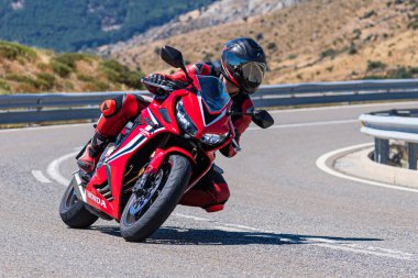 İspanya 'nın Avila ilinde Navalmoral limanında motosikletinin üzerinde oturan bir adam. Fotoğraf Ağustos 2020 'de çekildi