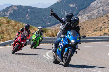 İspanya 'nın Avila ilinde Navalmoral limanında motosikletinin üzerinde oturan bir adam. Fotoğraf Ağustos 2020 'de çekildi