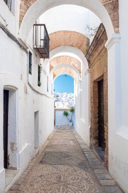 Yazın Cadiz 'in Vejer de la Frontera kasabasının mavi güneşli günışığıyla görüntüsü..