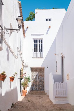 Yazın Cadiz 'in Vejer de la Frontera kasabasının mavi güneşli günışığıyla görüntüsü..