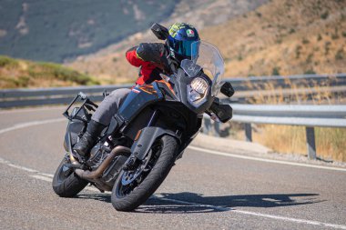 Motista ayık su vehculo, inclinando la motocicleta en una curva pronunciada. Fotografa tomada durante el mes de agosto del ao 2020 en la localidad de Navalmoral de la sierra, avila, İspanya