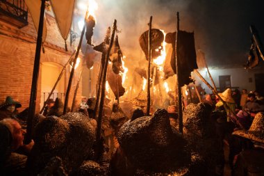 Her yıl olduğu gibi, 27 Eylül 'de Valladolid' de düzenlenen El Vitor kutlamasında ellerinde meşalelerle Mayorga kasabasından genç insanlar Aziz Toribio geleneği için.