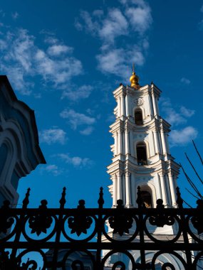 Arka planda mavi gökyüzüne karşı yükselen bir kilise.