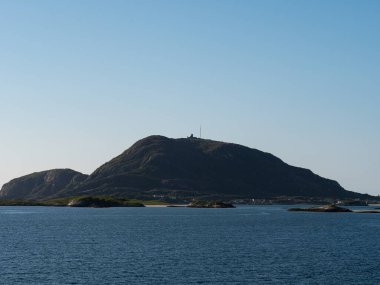 Tepesinde bir istasyon olan bir dağ.